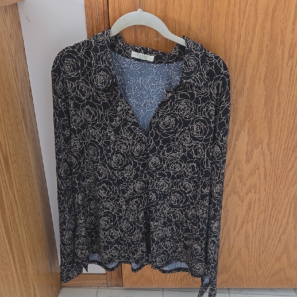 Suzy Shier Black Floral Blouse